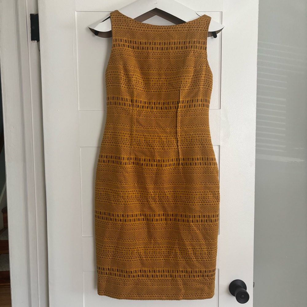 Lela Rose gold sleeveless sheath short mini dress, textured. Wool, silk lined, 6
